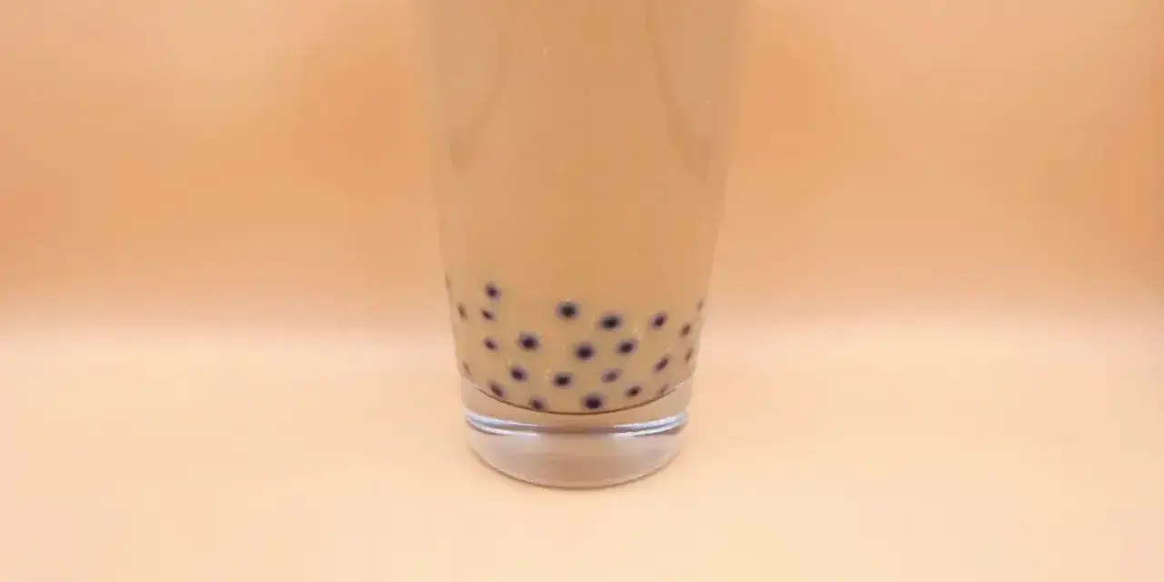 Pyszny bubble tea w szklance, idealny na upalne dni. Dowiedz się, jak zrobić go w domu!