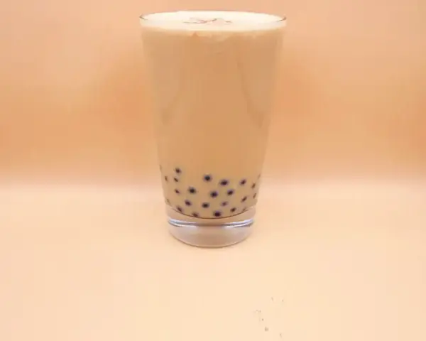 Pyszny bubble tea w szklance, idealny na upalne dni. Dowiedz się, jak zrobić go w domu!
